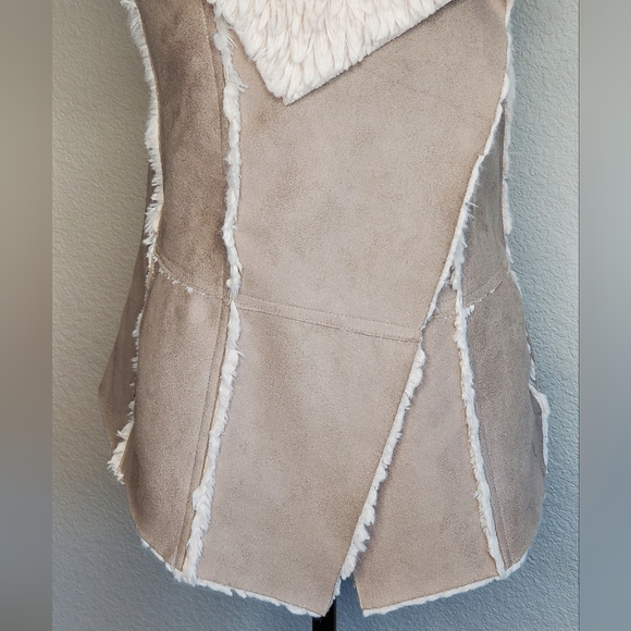 Cupcakes and Cashmere Vest - Picture 3 of 13